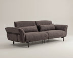 Glory üçlü koltuk, koyu kahve dokulu kumaş, kıvrımlı kolları ve siyah ayaklarla, çapraz açıdan, gri zeminde