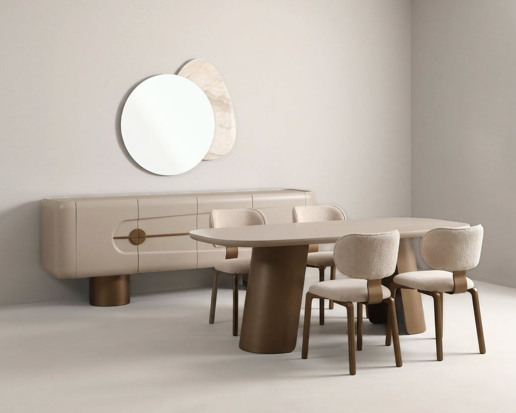 Marble Yemek Odası Takımı, bej konsol ve oval masa, krem bukle sandalyeler ve yuvarlak aynayla, açık gri duvar önünde
