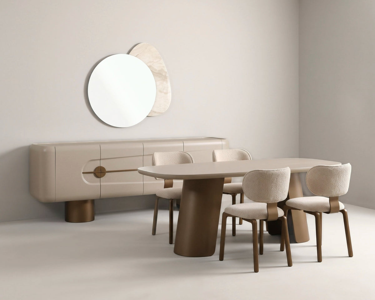 Marble Yemek Odası Takımı, bej konsol ve oval masa, krem bukle sandalyeler ve yuvarlak aynayla, açık gri duvar önünde